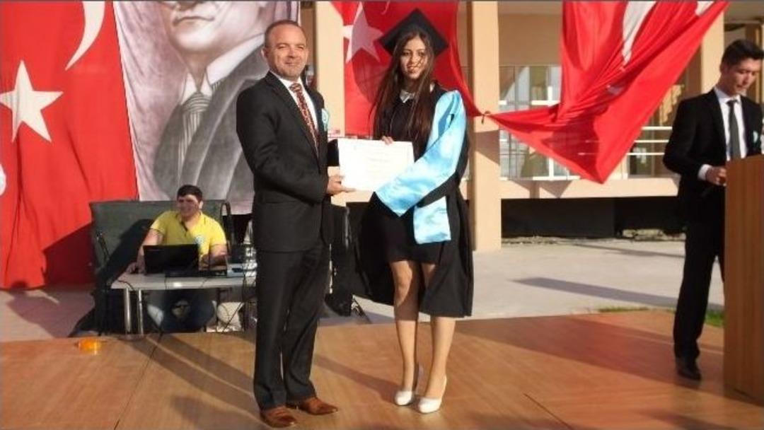 Burhaniye Uygulamalı Bilimler&rsquo;de Mezuniyet Coşkusu