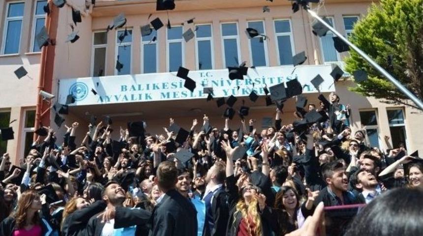 Altınoluk Myo&rsquo;da Mezuniyet Heyecanı Yaşandı