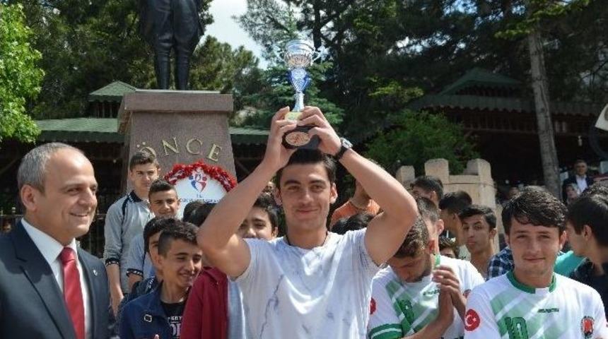 19 Mayıs T&ouml;renlerinde Bilek G&uuml;reşi İl Birincisi &Ouml;ğrenci Kaymakama "hodri Meydan" Dedi