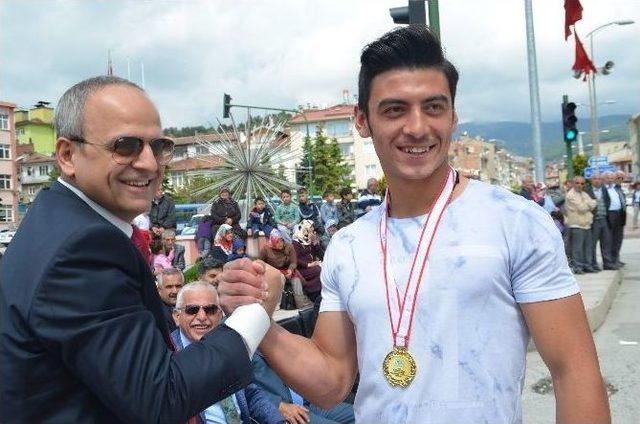 19 Mayıs T&ouml;renlerinde Bilek G&uuml;reşi İl Birincisi &Ouml;ğrenci Kaymakama "hodri Meydan" Dedi 1