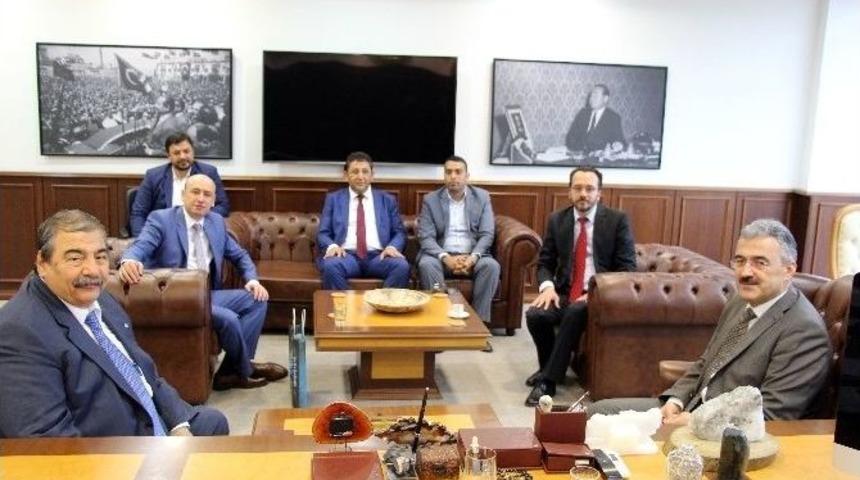 Aydın Valisi Ayyıldız&rsquo;dan Konukoğlu&rsquo;na Plaket