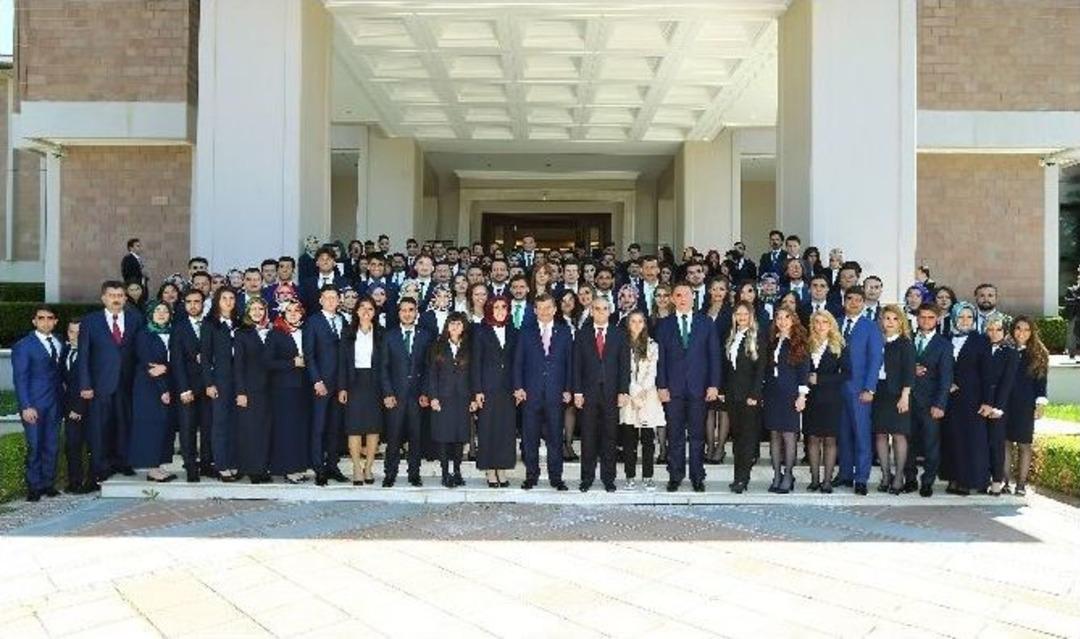 Başbakan Davutoğlu Gen&ccedil;leri Kabul Etti