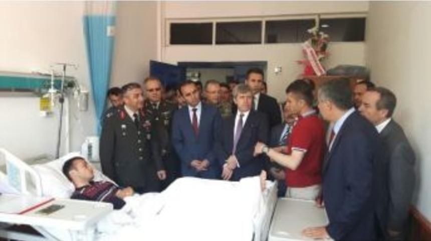 Vali &Ccedil;ınar&rsquo;dan Yaralı Askere Ziyaret