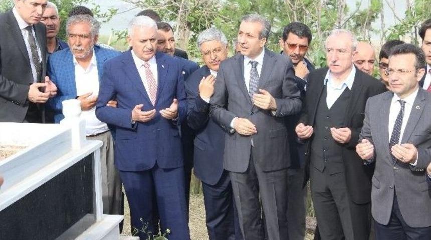 Ak Parti Genel Başkan Adayı Binali Yıldırım, 16 K&ouml;yl&uuml;n&uuml;n Mezarını Ziyaret Etti