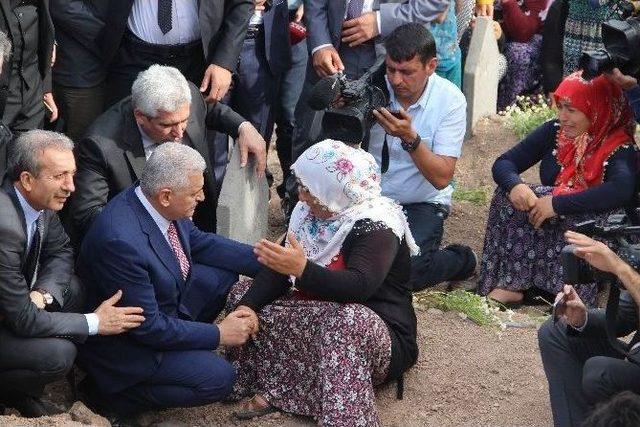 Ak Parti Genel Başkan Adayı Binali Yıldırım, 16 Köylünün Mezarını Ziyaret Etti