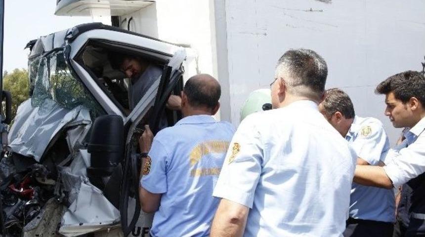 Ara&ccedil;ta Sıkışan S&uuml;r&uuml;c&uuml;y&uuml; İtfaiye Kurtardı