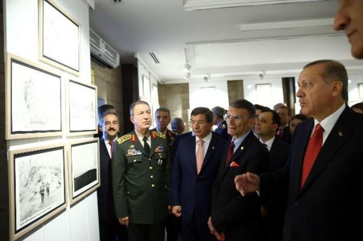 Aziz Sancar Nobel &Ouml;d&uuml;l&uuml;n&uuml; Anıtkabir&rsquo;e Taktim Etti