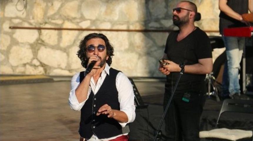 B&uuml;y&uuml;k&ccedil;ekmece 19 Mayıs&rsquo;ı Fettah Can&rsquo;la Kutladı