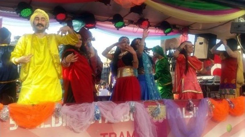 Taksim&rsquo;de Nostaljik Tramvayda Hint Dansı G&ouml;sterisi