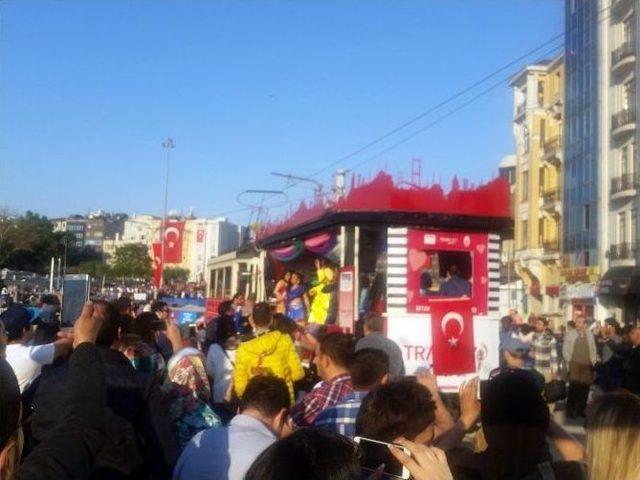 Taksim’de Nostaljik Tramvayda Hint Dansı Gösterisi