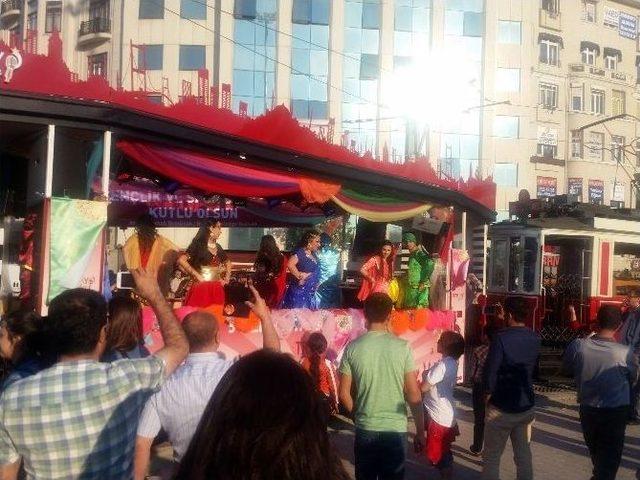 Taksim’de Nostaljik Tramvayda Hint Dansı Gösterisi