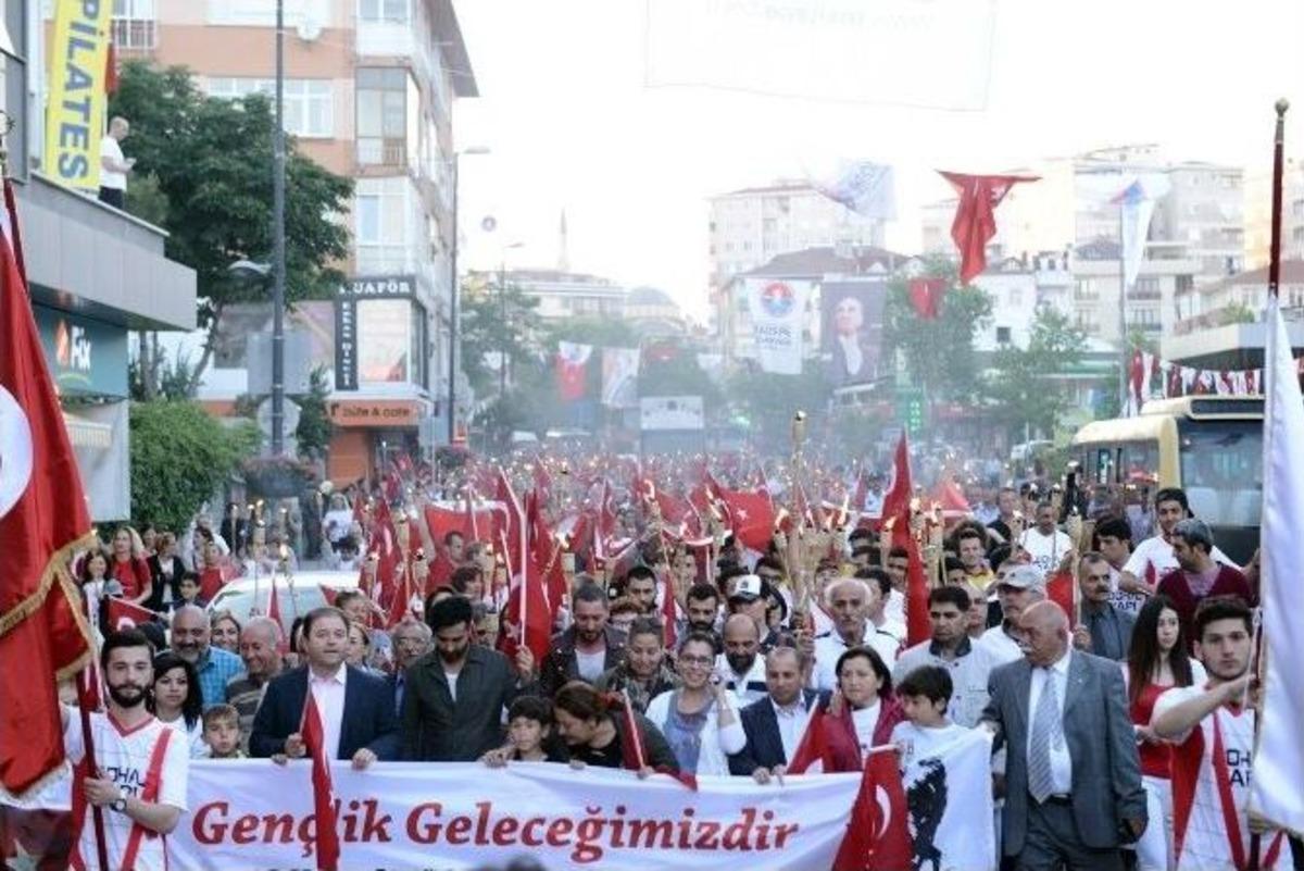 Maltepe&rsquo;de 19 Mayıs Meşaleli Y&uuml;r&uuml;y&uuml;şle Kutlandı