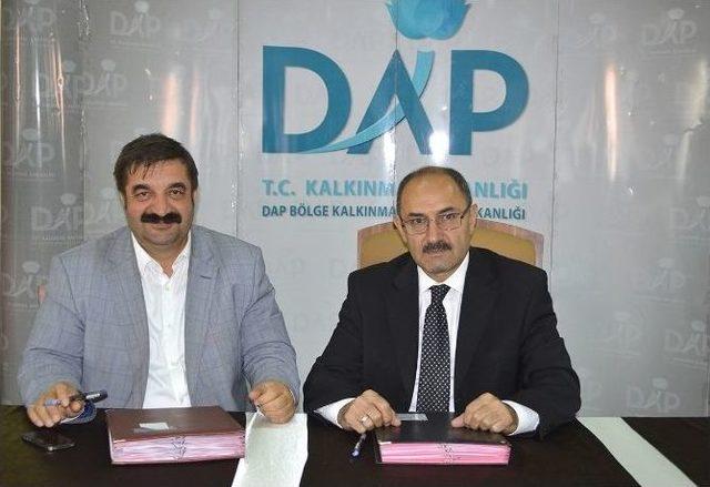 Dap B&ouml;lgesi &ldquo;k&uuml;&ccedil;&uuml;k &Ouml;l&ccedil;ekli Tarımsal Sulama Ve His G&ouml;leti Projeleri&rdquo;nin Protokolleri İmzalandı 1
