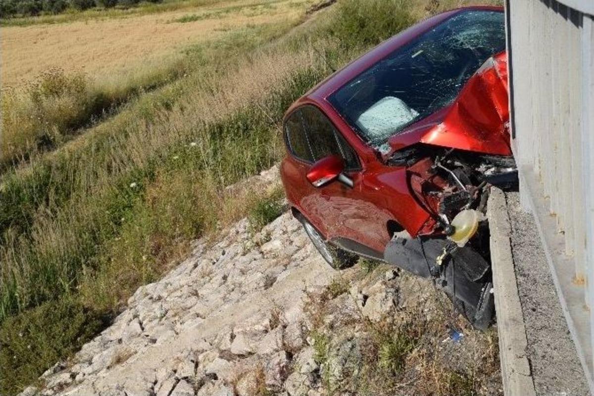 Otomobil K&ouml;pr&uuml;de Asılı Kaldı