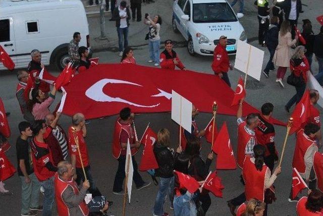 19 Mayıs’ta 3 Bin Kişi Meşalelerle Yürüdü