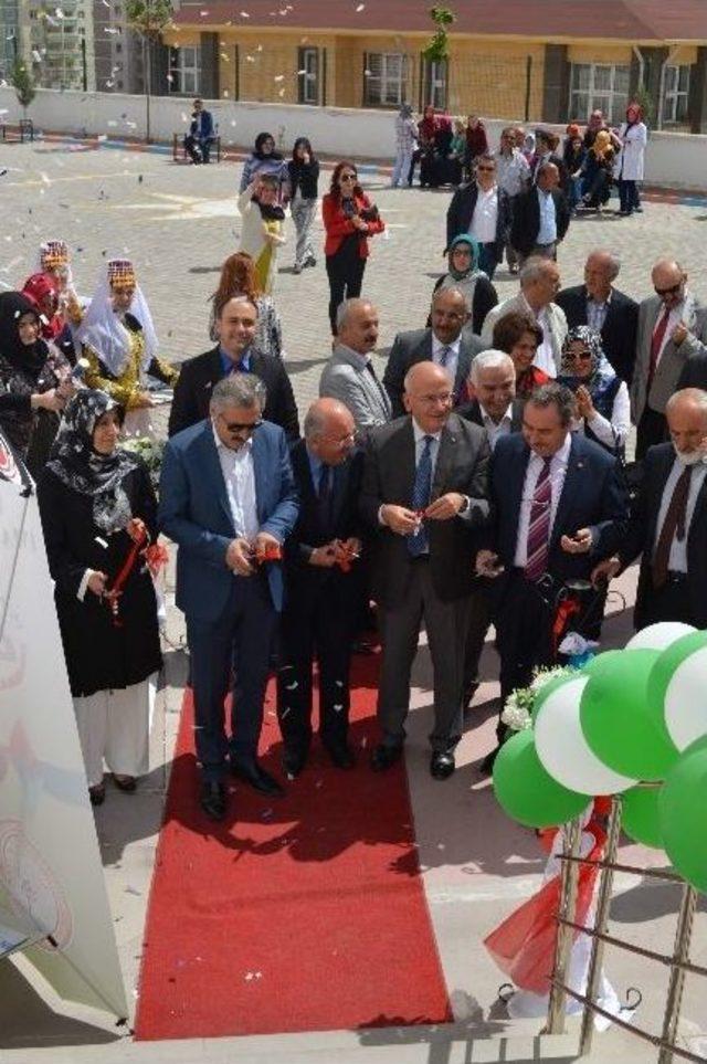 Nevşehir Kız Anadolu İmam Hatip Lisesi’nde Tübitak Bilim Fuarı Açıldı