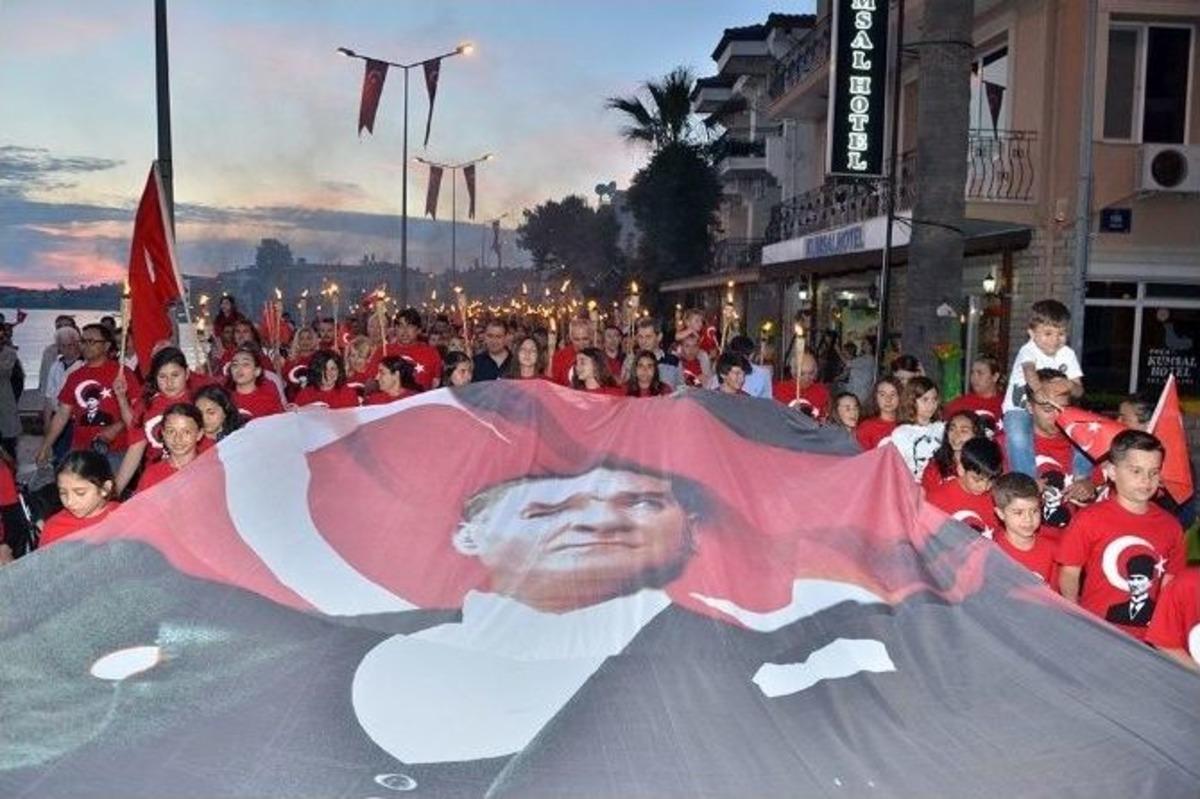 19 Mayıs Meşalesi Fo&ccedil;a&rsquo;da Yandı