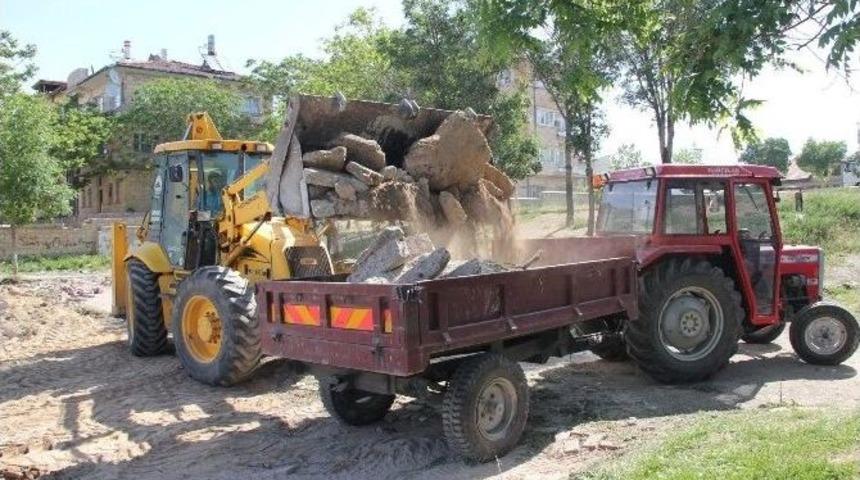 İki Parkta Yenileme &Ccedil;alışmaları Başladı