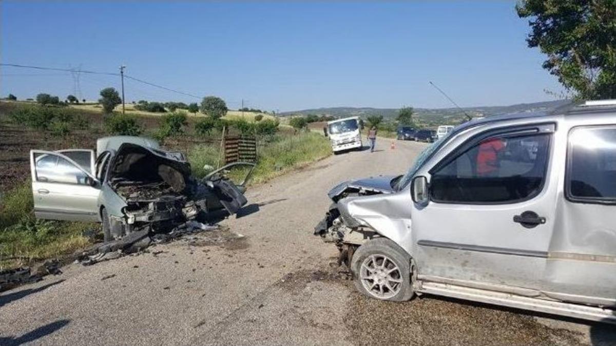 İki Ara&ccedil; Kafa Kafaya &Ccedil;arpıştı: &Uuml;&ccedil; Yaralı