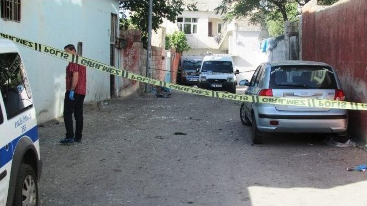 Kendini Patlatan Canlı Bombanın Par&ccedil;aları Y&uuml;zlerce Metre Uzağa Fırladı