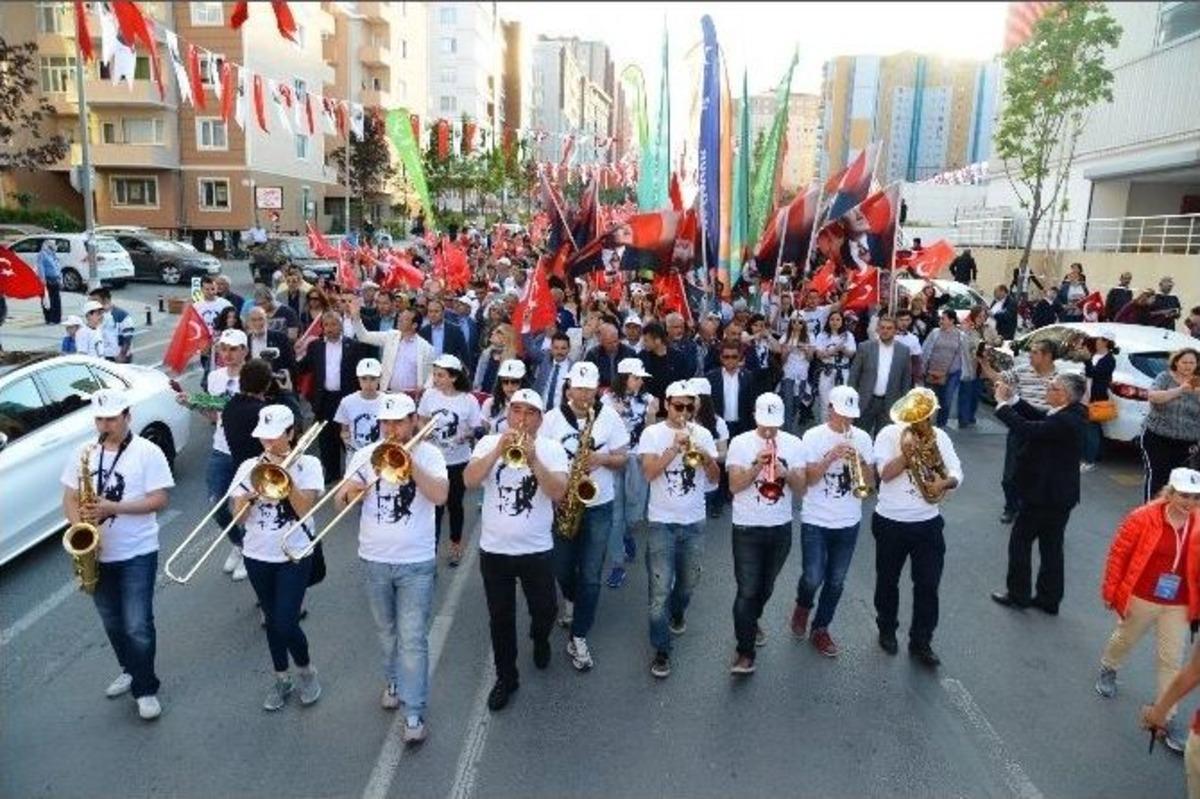 19 Mayıs, Ata&rsquo;ya Saygı Y&uuml;r&uuml;y&uuml;ş&uuml; Ve Şevval Sam Konseri İle Kutlandı