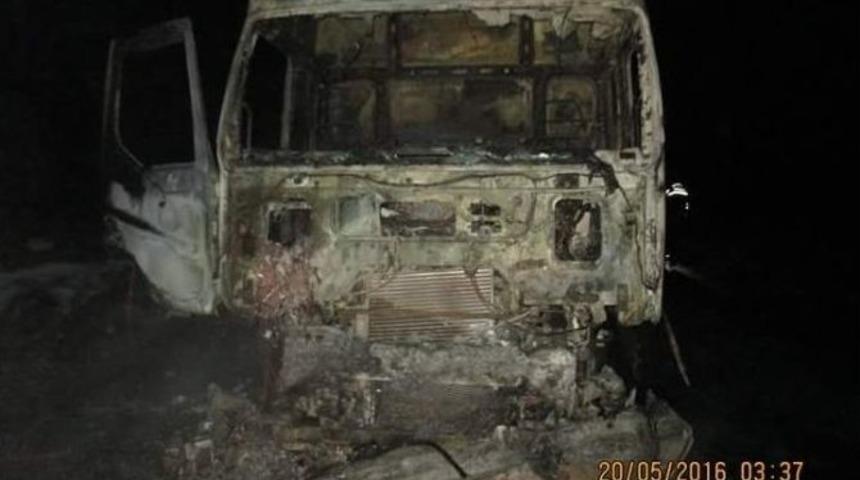 Lastik Y&uuml;kl&uuml; Kamyon Alev Alev Yandı