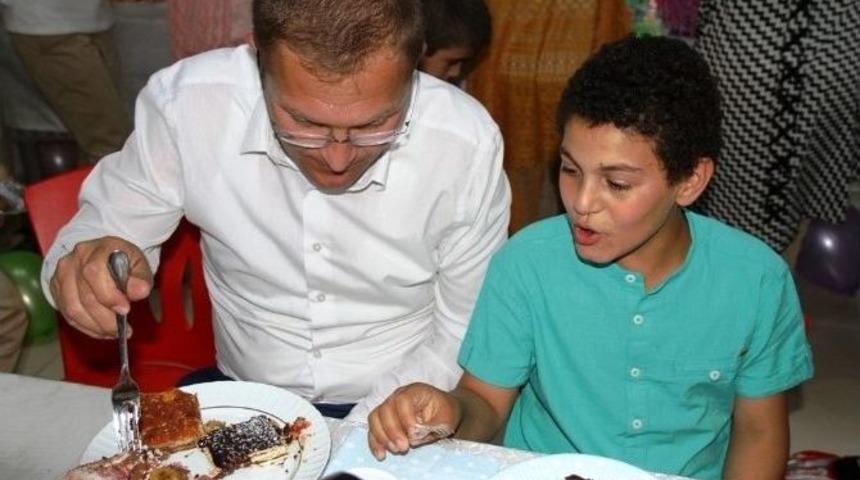 Kimsesiz &Ccedil;ocuklar Bir G&uuml;nl&uuml;k Aile &Ouml;zlemini Okulda Giderdi