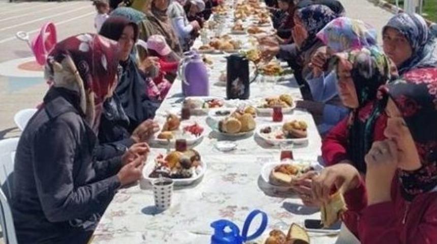 &Ouml;ğrenci Annelerine Kahvaltı