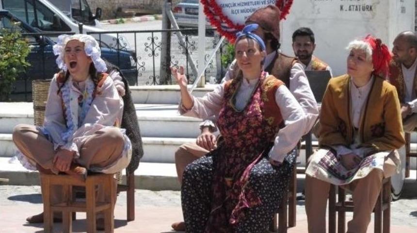 Han&rsquo;da &lsquo;yedi K&ouml;y&uuml;n Yargıcı&rsquo; Oyununa B&uuml;y&uuml;k İlgi