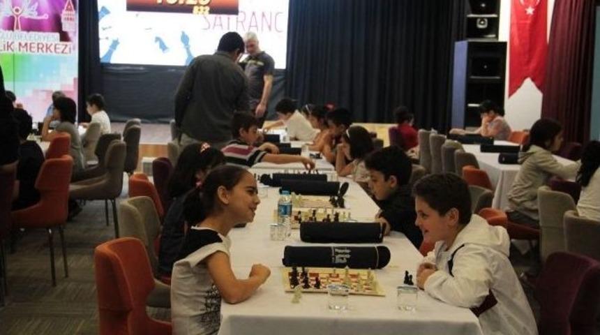 Beyoğlu&rsquo;nda Gen&ccedil; Beyinler Satran&ccedil; Turnuvasında Yarıştı