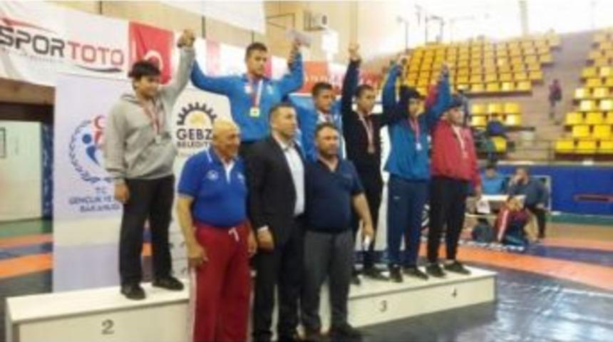 Umurbeyli G&uuml;reş&ccedil;iler Şampiyonlukla D&ouml;nd&uuml;