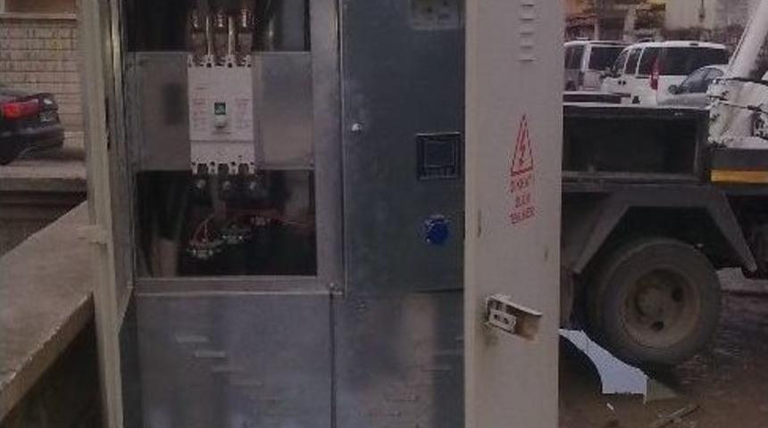 Batman&rsquo;da G&uuml;nde 12 Elektrik Panosunun Kilidi Kırılıyor