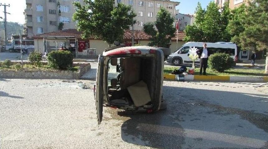 Sandıklı&rsquo;da Okul &Ouml;n&uuml;nde Trafik Kazası, 3 Yaralı