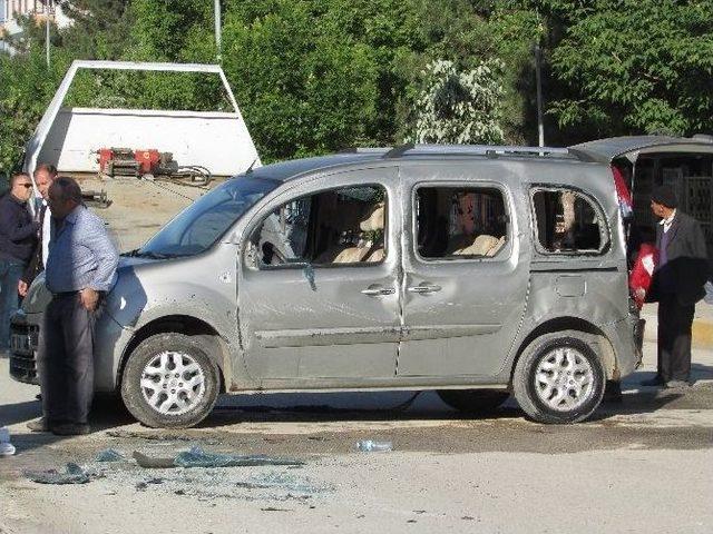 Sandıklı&rsquo;da Okul &Ouml;n&uuml;nde Trafik Kazası, 3 Yaralı 1
