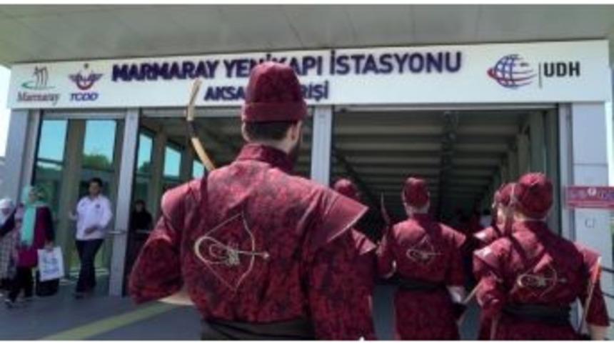 Toplu Taşımada Ok&ccedil;uları G&ouml;ren Vatandaşlar Şaşkına D&ouml;nd&uuml;