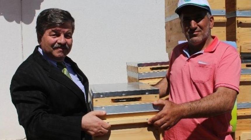 Elazığ&rsquo;da &Ccedil;ift&ccedil;ilere Organik Arı Kovanı Desteği