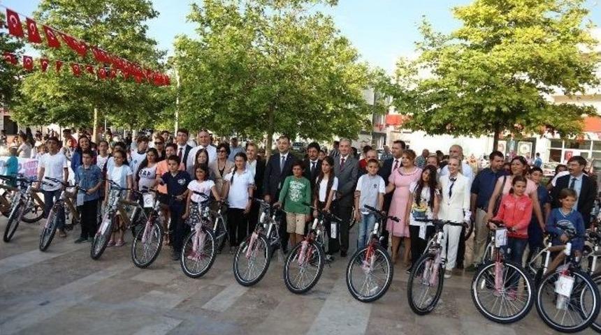 İzmirli Gen&ccedil;ler Basketbol Turnuvasına Katıldı