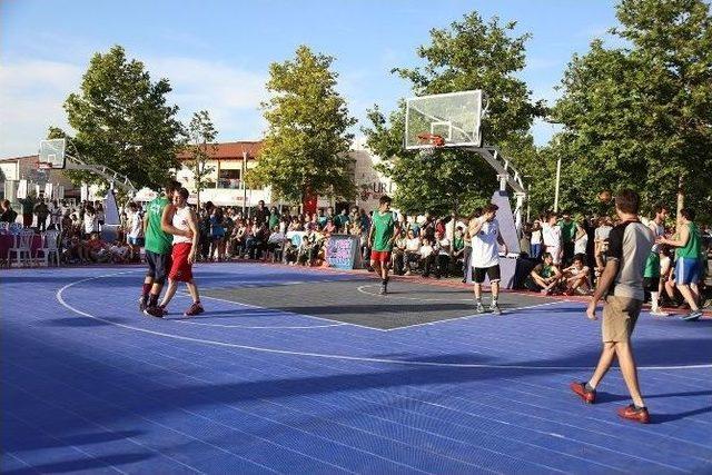 İzmirli Gen&ccedil;ler Basketbol Turnuvasına Katıldı 3