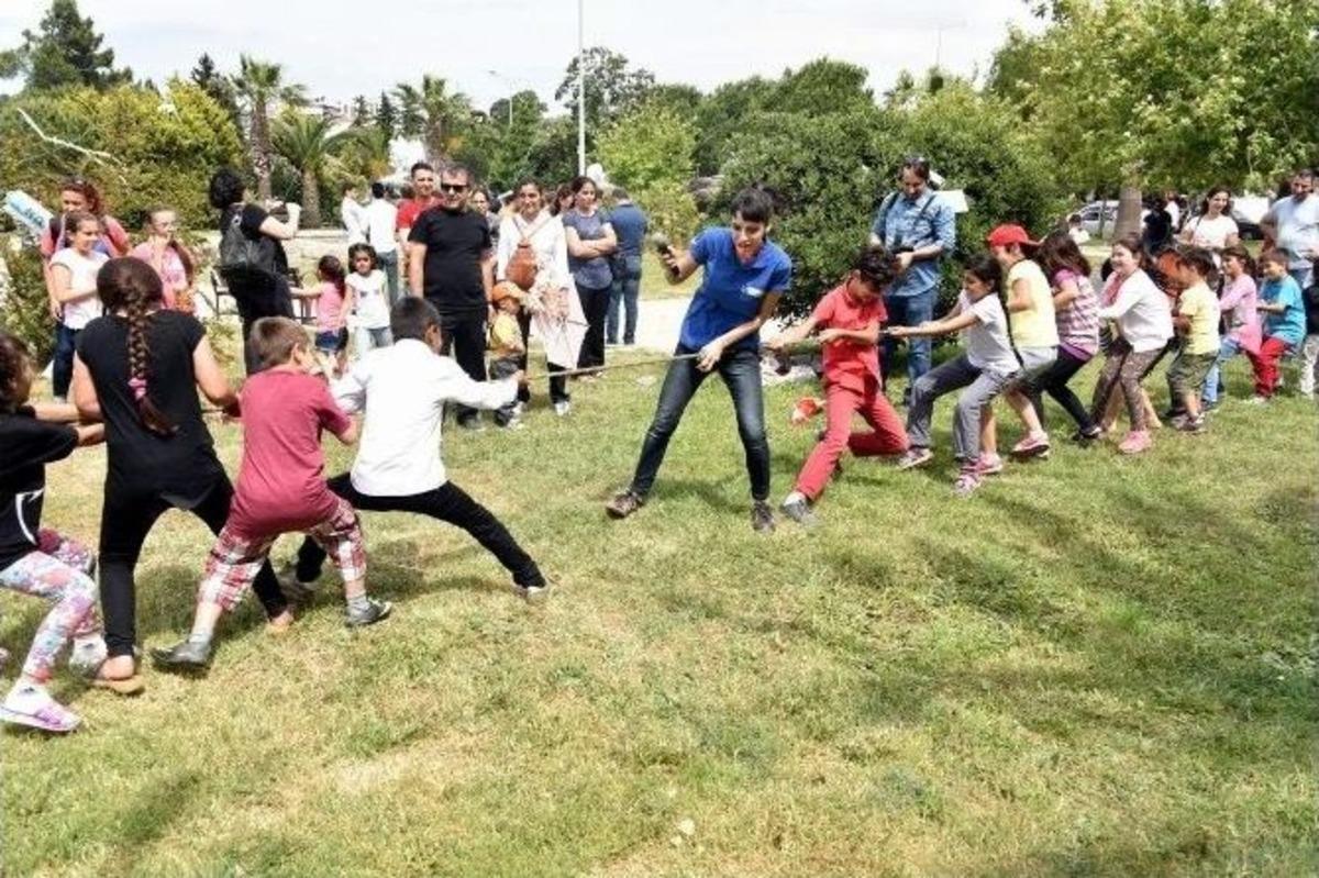 Aliağa&rsquo;da U&ccedil;urtmalar Mutlu Atıklar İ&ccedil;in U&ccedil;tu