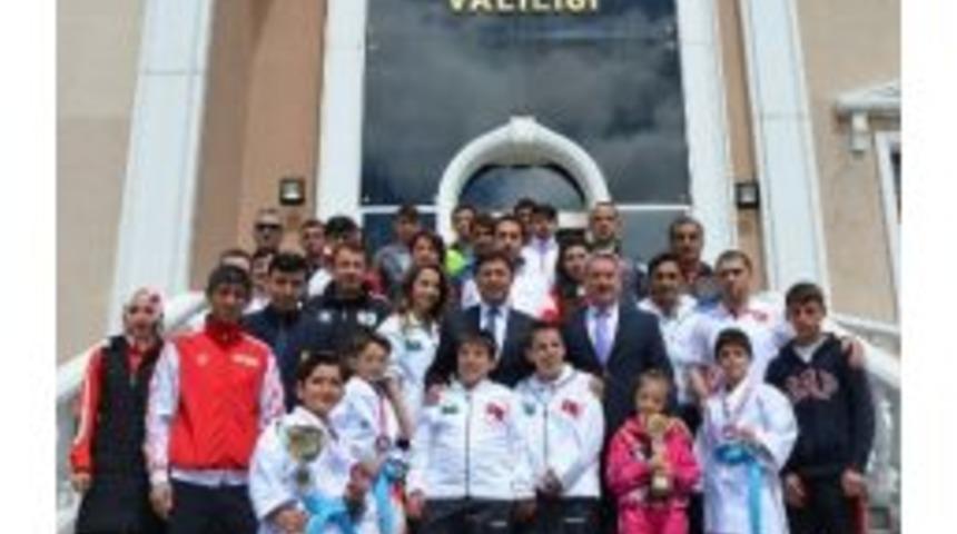 Başarılı Sporcuları Kutladı