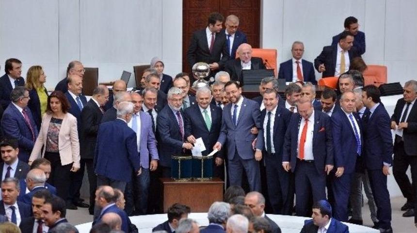 Dokunulmazlığın Kaldırılması Teklifinin Birinci Maddesi 373 Oyla Kabul Edildi