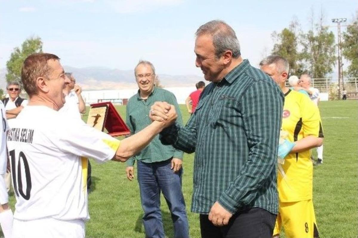 Eski Futbolcular Yıllar Sonra Yeşil Sahada Buluştu