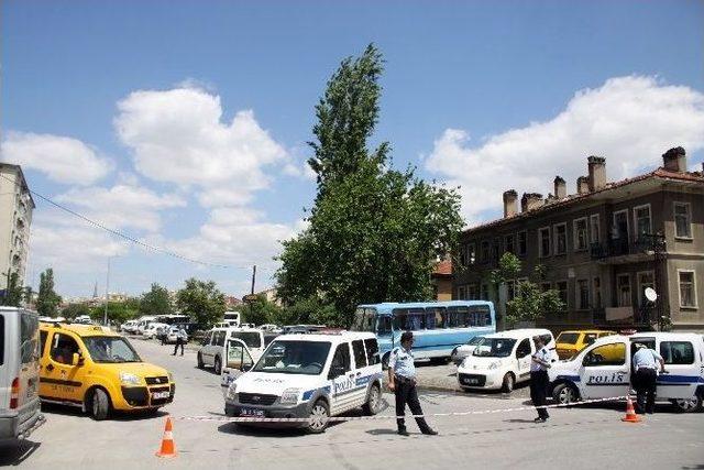 Şüpheli Poşet Polis Ekiplerini Alarma Geçirdi