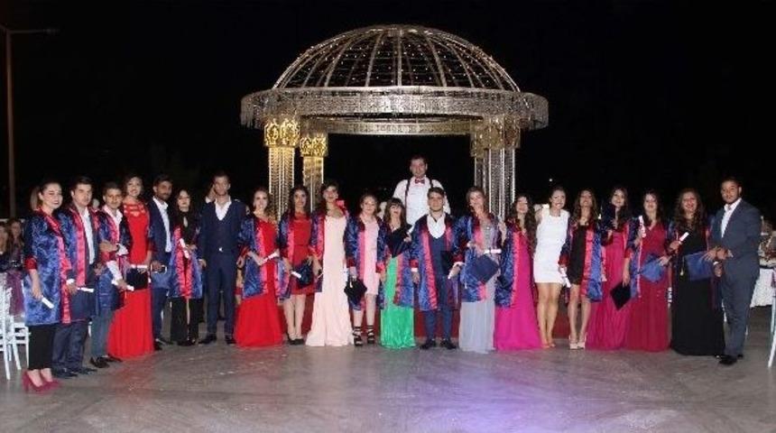 Erkan Temel Lisesi &Ouml;ğrencilerinin Mezuniyet Coşkusu