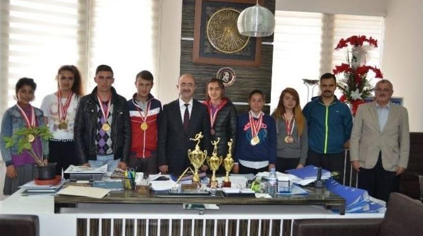 &Ouml;ğrencilerden Başkan G&uuml;lc&uuml;oğlu&rsquo;na Teşekk&uuml;r Ziyareti