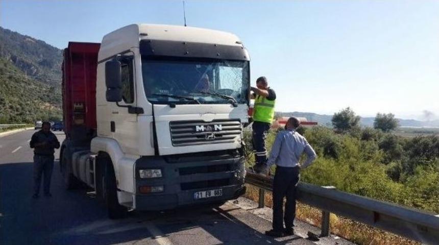 S&ouml;ke&rsquo;de Trafik Kazaları: 4 Yaralı