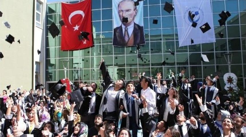 G&ouml;lbaşı Myo Mezunları Kep Fırlattı