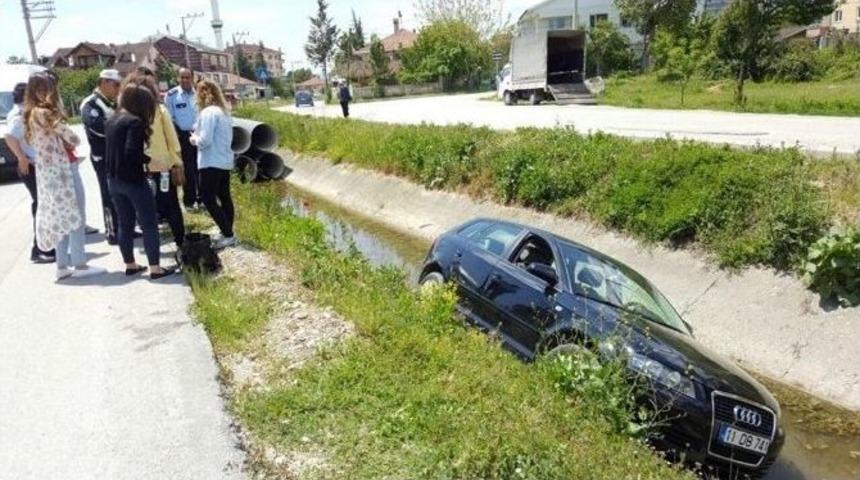 4 Kadının Bulunduğu Otomobil Su Kanalına U&ccedil;tu
