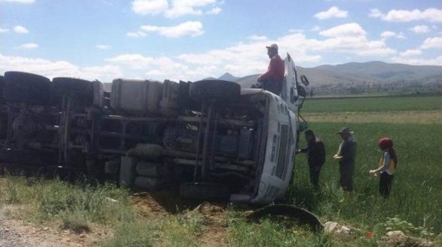S&uuml;t Taşıyan Kamyon Devrildi: 1 Yaralı