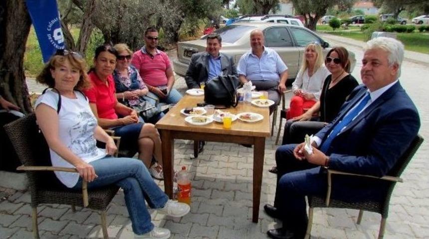 &Ccedil;ocuklar Ulaşsın Diye Ağa&ccedil;lara Kitap Yerleştirildi